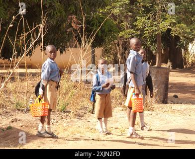 Scuola, scuola secondaria per ragazze di St Louis, Jos, Plateau State, Nigeria. I bambini delle scuole che tornano da scuola in uniforme W Foto Stock