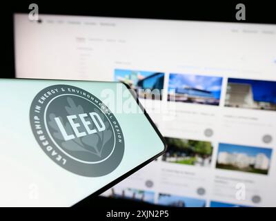 Stoccarda, Germania, 03-11-2023: Cellulare con logo di certificazione US Green Building LEED sullo schermo di fronte al sito web. Concentrati sulla destra del telefono Foto Stock