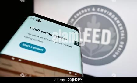 Stoccarda, Germania, 03-11-2023: Telefono cellulare con sito web di certificazione US Green Building LEED sullo schermo davanti al logo. Messa a fuoco in alto a sinistra di Foto Stock