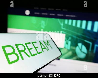 Stoccarda, Germania, 03-11-2023: Telefono cellulare con logo di certificazione edilizia verde BREEAM sullo schermo di fronte al sito web. Concentrati sulla sinistra del telefono Foto Stock