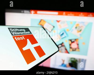 Stoccarda, Germania, 03-10-2023: Cellulare con logo di organizzazione tedesca Stiftung Warentest sullo schermo di fronte al sito web. Concentrati su Foto Stock