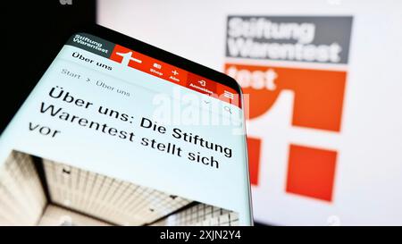 Stoccarda, Germania, 03-10-2023: Telefono cellulare con sito web di organizzazione tedesca per i consumatori Stiftung Warentest sullo schermo davanti al logo. Concentrati su Foto Stock