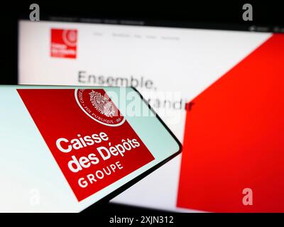 Stoccarda, Germania, 03-12-2023: Cellulare con logo della Caisse des Depot et Consignations (CDC) sullo schermo davanti al sito web. Concentrati sul lato destro di Foto Stock