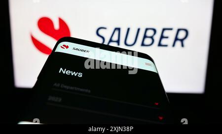 Stoccarda, Germania, 03-12-2023: Telefono cellulare con sito web dell'azienda automobilistica svizzera Sauber Motorsport AG sullo schermo davanti al logo. Concentrati su Foto Stock