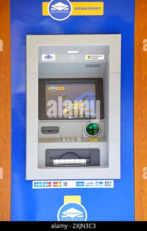 Rovigno, Croazia - 16 ottobre 2014: Raiffeisen Bank Euronet ATM Automated Teller Machine Build in Wall. Foto Stock