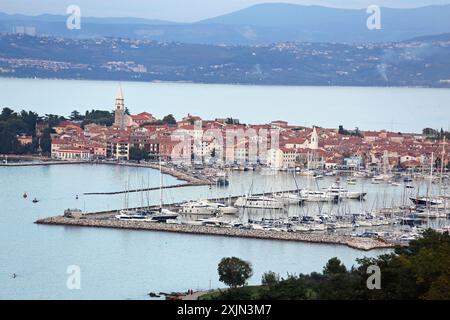 Izola, Slovenia - 14 ottobre 2014: Veduta aerea del porto di Marina per barche a vela e Yachts Seaside Town sul mare Adriatico. Foto Stock