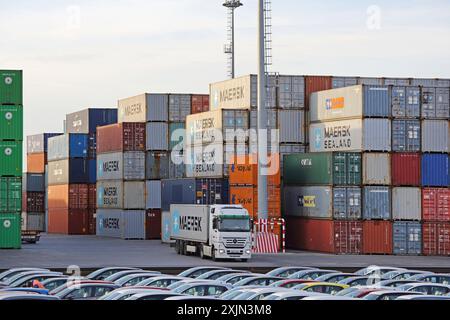 Capodistria, Slovenia - 14 ottobre 2014: Nuovi veicoli e Cargo Container presso Terminal Port Transport Logistics Europe. Foto Stock