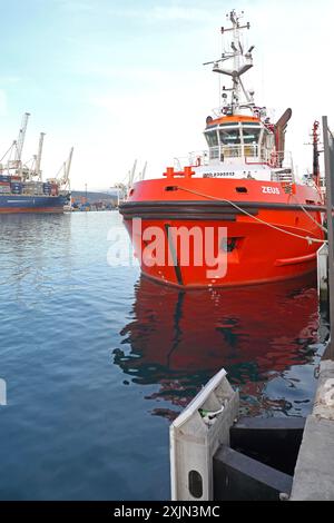 Capodistria, Slovenia - 14 ottobre 2014: Vista frontale del motoscafo rosso ormeggiato al porto di Cargo il giorno d'autunno. Foto Stock