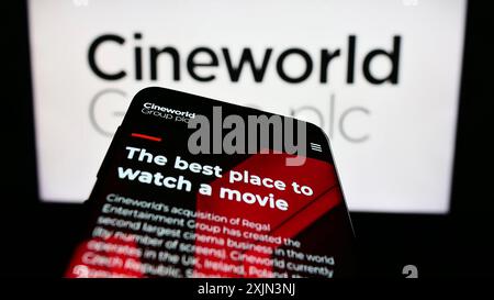 Stoccarda, Germania, 03-19-2023: Telefono cellulare con sito web della società cinematografica britannica Cineworld Group plc sullo schermo davanti al logo aziendale. Concentrati su Foto Stock