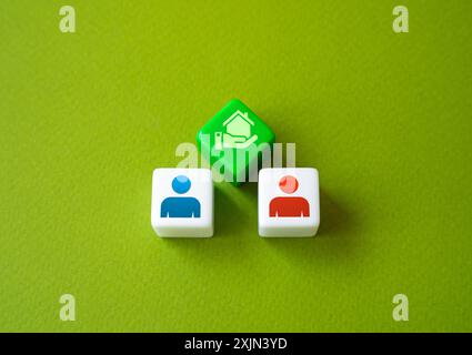 Vendere una casa. Una persona trasferisce diritti immobiliari ad un'altra. Atto di dono. Eredità. Comprare o vendere una casa. Valutazione della proprietà. Foto Stock