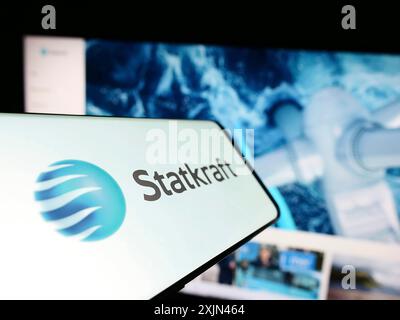 Stoccarda, Germania, 03-24-2023: Smartphone con logo della società idroelettrica norvegese Statkraft sullo schermo davanti al sito web aziendale. Concentrati su Foto Stock