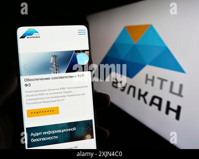 Stoccarda, Germania, 03-31-2023: Persona che detiene il cellulare con il sito web della società russa di tecnologie dell'informazione NTC Vulkan sullo schermo con il logo. Concentrati Foto Stock