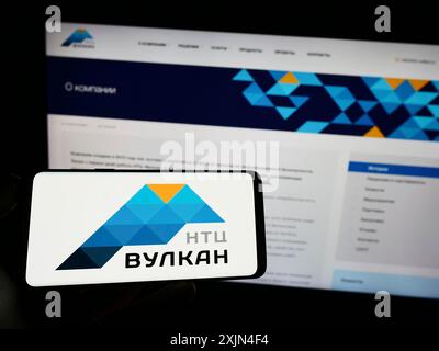 Stoccarda, Germania, 03-31-2023: Persona che detiene un cellulare con il logo della società russa di tecnologie dell'informazione NTC Vulkan sullo schermo di fronte Foto Stock