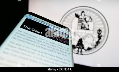 Stoccarda, Germania, 04-23-2023: Telefono cellulare con pagina web della Corte internazionale di giustizia (ICJ) sullo schermo davanti al logo. Concentrati in alto a sinistra Foto Stock