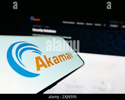 Stoccarda, Germania, 04-26-2023: Cellulare con logo della società americana Akamai Technologies Inc. Sullo schermo di fronte al sito Web aziendale. Concentrati su Foto Stock