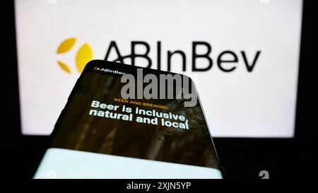 Stoccarda, Germania, 04-04-2023: Telefono cellulare con sito web della società di birra Anheuser-Busch InBev (AB InBev) sullo schermo davanti al logo. Concentrati su Foto Stock