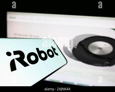Stoccarda, Germania, 03-31-2023: Smartphone con logo della società tecnologica americana iRobot Corporation sullo schermo davanti al sito Web. Concentrati su Foto Stock