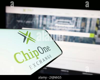 Stoccarda, Germania, 03-26-2023: Telefono cellulare con logo della società di distribuzione tedesca Chip 1 Exchange sullo schermo di fronte al sito web. Concentrati su Foto Stock