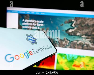 Stoccarda, Germania, 03-17-2023: Telefono cellulare con logo del prodotto software Google Earth Engine sullo schermo di fronte al sito web aziendale. Concentrati su Foto Stock