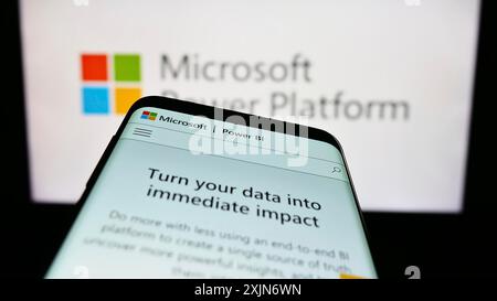 Stoccarda, Germania, 03-19-2023: Smartphone con sito Web dell'applicazione software Microsoft Power Platform sullo schermo davanti al logo. Concentrati su Foto Stock