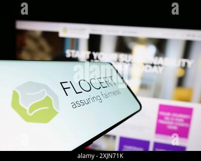 Stoccarda, Germania, 03-25-2023: Telefono cellulare con logo dell'istituto di certificazione del prodotto FLOCERT GmbH sullo schermo davanti al sito web. Concentrati su Foto Stock
