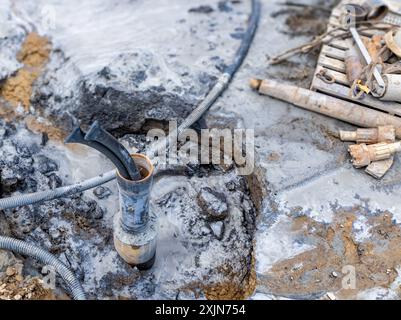 Tubi di rivestimento con anello di messa a terra in polietilene in fase di installazione in un nuovo campo di pozzi geotermici. Foto Stock