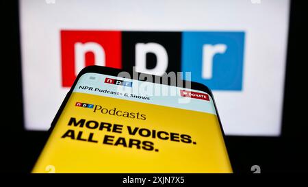 Stoccarda, Germania, 06-17-2023: Smartphone con pagina web dell'organizzazione dei media National Public radio (NPR) sullo schermo davanti al logo. Concentrati su Foto Stock