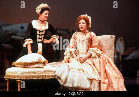 l-r: Brenda Blethyn (Madamoiselle), Dorothy Tutin (Lady Fancyfull) nel PROVOK'D WIFE di Sir John Vanbrugh al Lyttelton Theatre, National Theatre (NT), Londra SE1 28/10/1980 design: Carl Toms illuminazione: Robert Bryan regista: Peter Wood Foto Stock