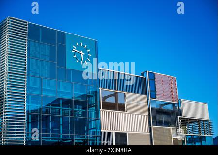 Lo splendido edificio per uffici a Limassol, Cipro. Con un grande orologio. Foto Stock
