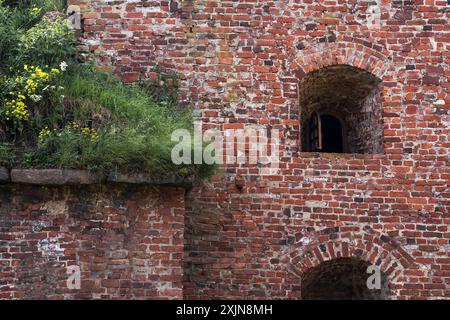 sfondo architettonico vintage, frammento di un muro di mattoni di un vecchio castello Foto Stock