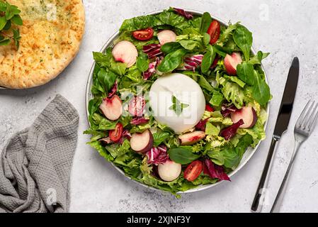 Fotografia gastronomica di insalata con burrata e pesche; mozzarella, formaggio; lattuga, radicchio, foglia, pomodoro; pane tostato; pane all'aglio; origano, pinoli, pep Foto Stock