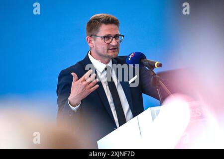 19 luglio 2024, Brandeburgo, Werder (Havel): René Springer, presidente dell'AfD Brandenburg, interviene all'evento iniziale dell'AfD in Brandeburgo per le elezioni di stato. Foto: Britta Pedersen/dpa Foto Stock