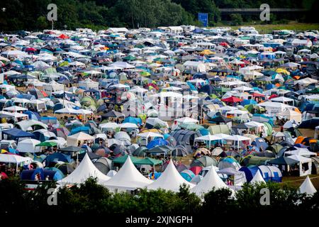 Nordholz, Germania. 19 luglio 2024. Numerose tende e padiglioni sono allestiti nel campeggio Deichbrand Festival. Il festival all'aperto con circa 60.000 visitatori si svolge dal 18 al 21 luglio. Crediti: Hauke-Christian Dittrich/dpa/Alamy Live News Foto Stock