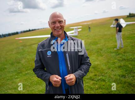 PRODUZIONE - 18 luglio 2024, Assia, Gersfeld (Röhn): Markus Kurz, Vice Presidente della società per la promozione del volo a vela sul Wasserkuppe, si trova sul campo d'aviazione più alto della Germania (circa 920 metri). Foto: Andreas Arnold/dpa Foto Stock