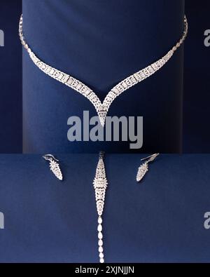 Elegante collana e orecchini in argento dal design sofisticato. Foto Stock