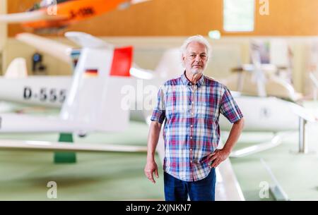 PRODUZIONE - 18 luglio 2024, Assia, Gersfeld (Röhn): Bernd Vogt, direttore del Museo tedesco del deltaplano con Model Flight, si trova nella sala espositiva. La Wasserkuppe nel Rhön è la più antica scuola di volo a vela del mondo. Anche il Museo tedesco del deltaplano si trova lì. Foto: Andreas Arnold/dpa Foto Stock