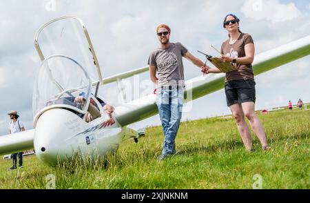 PRODUZIONE - 18 luglio 2024, Assia, Gersfeld (Röhn): Lukas Schmidt-Nentwig, capo della scuola di volo Wasserkuppe, si trova accanto ad un aereo da addestramento. Foto: Andreas Arnold/dpa Foto Stock