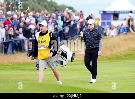 Robert MacIntyre della Scozia scende il 18° giorno durante il secondo giorno dell'Open al Royal Troon, South Ayrshire, Scozia. Data foto: Venerdì 19 luglio 2024. Foto Stock