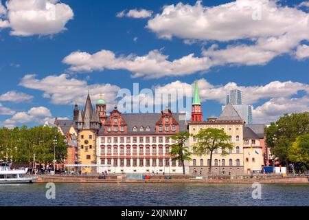 Argine della città lungo il fiume meno a Francoforte sul meno in una soleggiata giornata estiva, in Germania Foto Stock