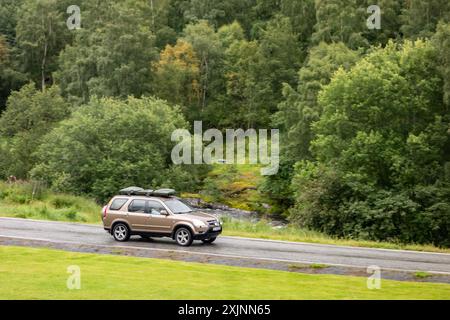 BORGUND, NORVEGIA - 13 AGOSTO 2016: SUV Honda CR-V 2G in Norvegia con effetto di sfocatura del movimento Foto Stock