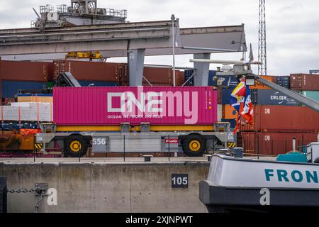 RWG Container Terminal, trasporto autonomo di container presso la banchina, porto marittimo di Rotterdam, porto di alto mare Maasvlakte 2, su una superficie terrestre artificiale, Neth Foto Stock