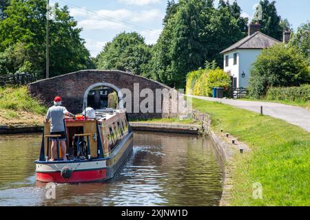 Canal narrowboat che si avvicina a Shadehouse e Shadehouse lock vicino ad Alrewas sul canale Trent e Mersey Foto Stock