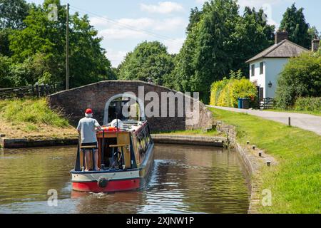 Canal narrowboat che si avvicina a Shadehouse e Shadehouse lock vicino ad Alrewas sul canale Trent e Mersey Foto Stock