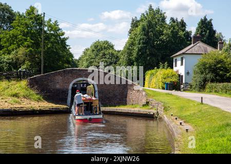 Canal narrowboat che si avvicina a Shadehouse e Shadehouse lock vicino ad Alrewas sul canale Trent e Mersey Foto Stock