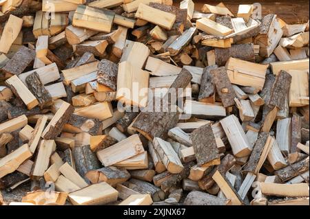 Una grande pila di legna da ardere tritata sparsa per terra. Foto Stock