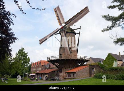 XANTEN, GERMANIA - 1 GIUGNO 2024: Vista sul Kriemhildmuhle, un vecchio mulino a vento nel centro storico di Xanten. Foto Stock