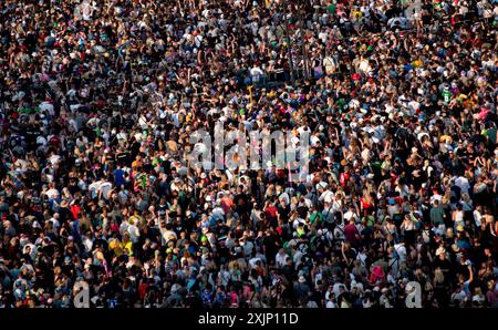 Nordholz, Germania. 19 luglio 2024. Numerosi frequentatori del festival assistono a un concerto al Deichbrand Festival (girato da una ruota panoramica). Il festival all'aperto con circa 60.000 visitatori si svolge dal 18 al 21 luglio. Crediti: Hauke-Christian Dittrich/dpa/Alamy Live News Foto Stock