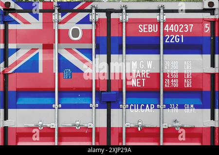 Bandiera dello stato statunitense delle Hawaii raffigurata sulle porte metalliche del container di trasporto all'aperto nell'area del porto Foto Stock