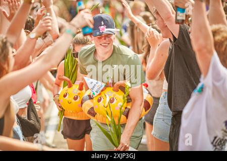 Un pubblico entusiasta a Nijmegen dà un caloroso benvenuto agli escursionisti. Il pubblico a margine dà a questi partecipanti una doccia fredda a causa del calore. Gli escursionisti potevano scegliere tra distanze di 30, 40 o 50 km al giorno. A causa delle alte temperature, il percorso è stato accorciato di 10 chilometri. Il venerdì dell'evento, mentre i partecipanti si avvicinano al traguardo, il pubblico presenta gli escursionisti con i gladioli, simbolo della vittoria fin dall'epoca romana, quando i gladiatori erano anche inondati di questi fiori. L'ingresso in città e verso la fine, lungo la St. Annastraat, è per questo motivo calle Foto Stock