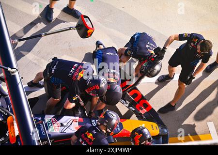 1 Max Verstappen del Team Oracle Red Bull Racing, Red Bull Honda RB20 nella corsia di Pit durante il Campionato del mondo FIA di Formula 1 Gran Premio d'Ungheria 2024, 19 luglio a Budapest, in Ungheria Foto Stock